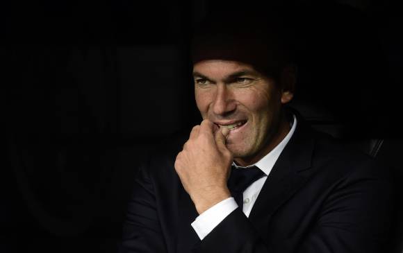 Zidane también usa corbata, y en días fríos ha acompañado su pinta con gorros como este. FOTO Archivo AFP Zidane también usa corbata, y en días fríos ha acompañado su pinta con gorros como este. FOTO Archivo AFP