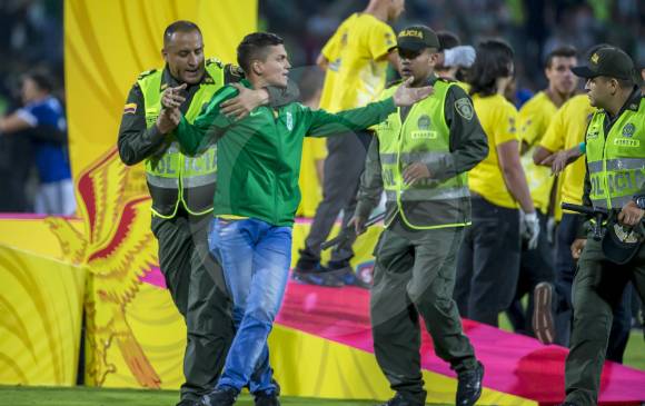 Imagen de uno de los hinchas verdes que ingresó al campo de juego en el partido de Superliga Águila