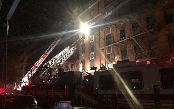 Bomberos apagando el incendio en el edificio del Bronx. FOTO EFE Bomberos apagando el incendio en el edificio del Bronx. FOTO EFE