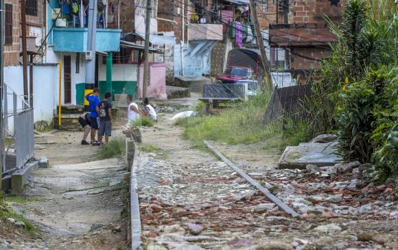 En el barrio La Raya, municipio de Caldas, las vías del tren fueron invadidas por la comunidad que construyó viviendas cerca. FOTO JUAN A. SÁNCHEZ En el barrio La Raya, municipio de Caldas, las vías del tren fueron invadidas por la comunidad que construyó viviendas cerca. FOTO JUAN A. SÁNCHEZ