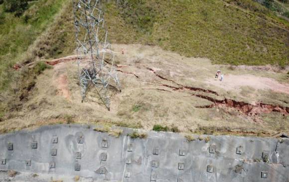 Así se ve la falla que tiene cerrada la calzada norte-sur de la autopista Norte. Justo en el lugar del talud está ubicada una torre de energía de EPM. FOTO CORTESÍA DAPARD Así se ve la falla que tiene cerrada la calzada norte-sur de la autopista Norte. Justo en el lugar del talud está ubicada una torre de energía de EPM. FOTO CORTESÍA DAPARD