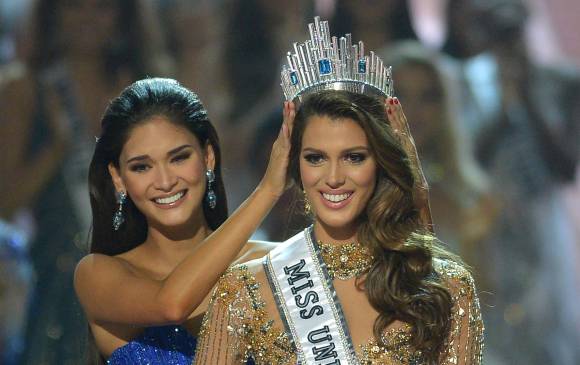 Iris Mittenaere recibió la corona de manos de la filipina Pia Wurtzbach. FOTO AFP Iris Mittenaere recibió la corona de manos de la filipina Pia Wurtzbach. FOTO AFP