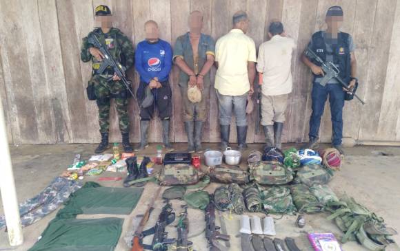 Estas personas y el armamento al parecer son del Clan del Golfo. FOTO CORTESÍA EJÉRCITO Estas personas y el armamento al parecer son del Clan del Golfo. FOTO CORTESÍA EJÉRCITO