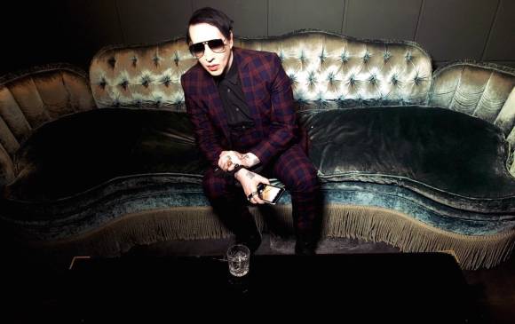 .Marilyn Manson le agarra los testículos a un periodista.