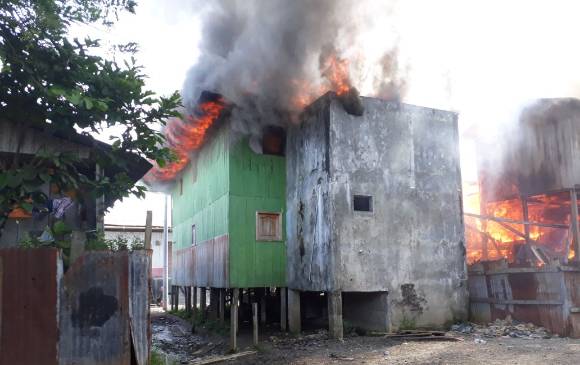 Incendio en el corregimiento Domingodó, en El Carmen del Dariéhn (Chocó). FOTO CORTESÃA