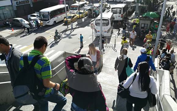 A las 9:00 de la mañana, pasajeros con destino a las estaciones Sabaneta y la Estrella están llegando a Itagüí, allí se encuentran rutas integradas. FOTO MANUEL SALDARRIAGA A las 9:00 de la mañana, pasajeros con destino a las estaciones Sabaneta y la Estrella están llegando a Itagüí, allí se encuentran rutas integradas. FOTO MANUEL SALDARRIAGA