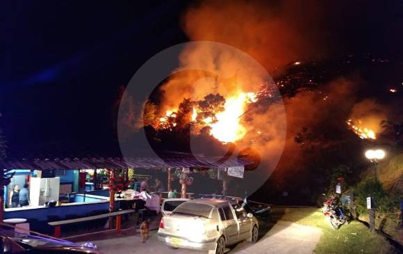 Los bomberos tratan de evitar que el fuego se extienda a otros predios. FOTO CORTESÃA MIORIENTE