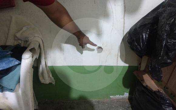 Así quedó uno de los muros de la institución educativa La Barca Cautiva luego de ser impactada por un proyectil. FOTO RICARDO MONSALVE Así quedó uno de los muros de la institución educativa La Barca Cautiva luego de ser impactada por un proyectil. FOTO RICARDO MONSALVE