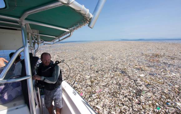 Según los activistas que divulgaron fotografías sobre la inmensa isla de basura de Honduras, esta se encuentra a la deriva en el Pacífico y “llega a cubrir todo el horizonte”. FOTOs caroline power