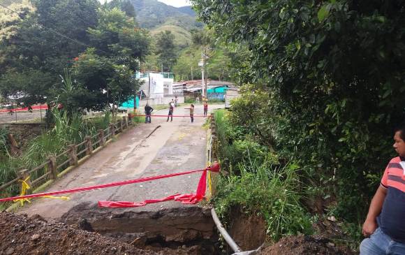 Este puente, que es el principal acceso al municipio de Cañasgordas, colapsó debido a las fuertes lluvias. FOTO: CORTESÍA HABITANTES DE CAÑASGORDAS Este puente, que es el principal acceso al municipio de Cañasgordas, colapsó debido a las fuertes lluvias. FOTO: CORTESÍA HABITANTES DE CAÑASGORDAS