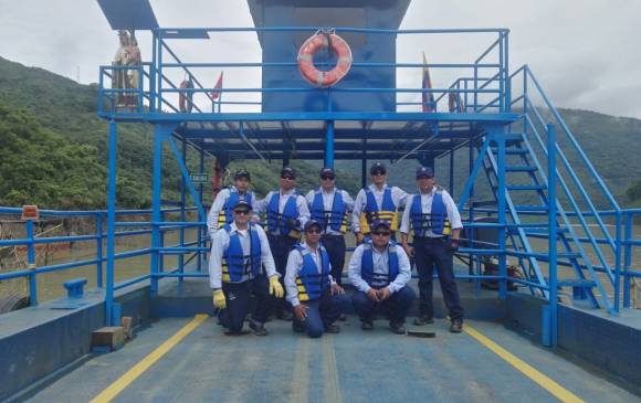 Ferri La Tranquilidad y sus dos equipos de tripulación. La embarcación transborda personas y vehículos de orilla a orilla del río Cauca. FOTOS CORTESÍA EPM Ferri La Tranquilidad y sus dos equipos de tripulación. La embarcación transborda personas y vehículos de orilla a orilla del río Cauca. FOTOS CORTESÍA EPM