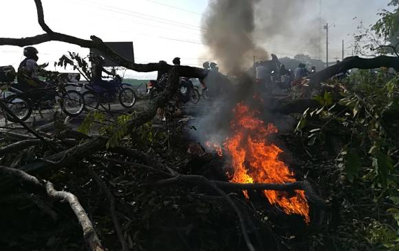 Por pequeños incendios en las vías, chamizos atravesados y escombros, el paso en algunas zonas está restringido a un carril. FOTO MANUEL SALDARRIAGA Por pequeños incendios en las vías, chamizos atravesados y escombros, el paso en algunas zonas está restringido a un carril. FOTO MANUEL SALDARRIAGA