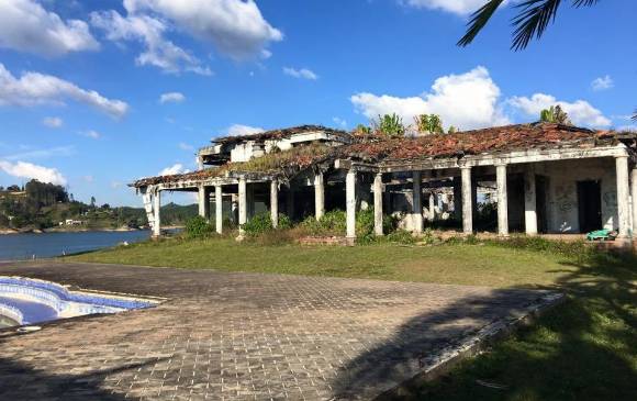 La finca La Manuela, fue nombrada así en honor a la hija del narcotraficante. Está ubicada en Guatapé. La finca La Manuela, fue nombrada así en honor a la hija del narcotraficante. Está ubicada en Guatapé.