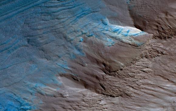 Vista oblicua con la cámara HiRISE de la erosión en el borde de depósitos del polo sur marciano en donde existen capas de hielo