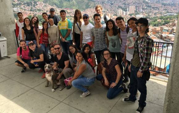 Stairway to english es el programa de intercambio de idiomas que se hace en las escaleras eléctricas de la Comuna 13. FOTO: Ed Broadbent. Stairway to english es el programa de intercambio de idiomas que se hace en las escaleras eléctricas de la Comuna 13. FOTO: Ed Broadbent.