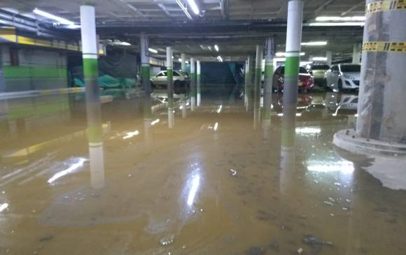 Primer piso y parqueaderos del centro comercial Monterrey inundados por el aguacero de este martes en Medellín. FOTOS CORTESÍA GUARDIANES ANTIOQUIA Primer piso y parqueaderos del centro comercial Monterrey inundados por el aguacero de este martes en Medellín. FOTOS CORTESÍA GUARDIANES ANTIOQUIA