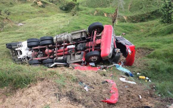 Este fue el accidente que ocurrió en la vía Llanos de Cuivá-Tarazá. FOTOS CORTESÍA Este fue el accidente que ocurrió en la vía Llanos de Cuivá-Tarazá. FOTOS CORTESÍA
