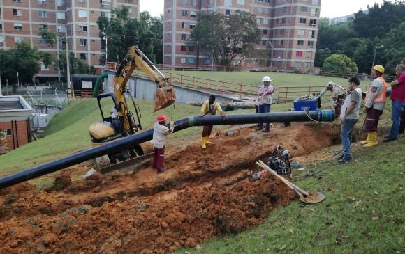 Personal de EPM reparando la falla que afectó a 6 barrios de San Javier. FOTO CORTESÍA EPM Personal de EPM reparando la falla que afectó a 6 barrios de San Javier. FOTO CORTESÍA EPM