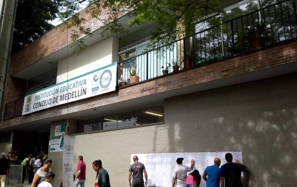 En la institución educativa Concejo de Medellín en el barrio Calasanz, de la comuna 12 las personas acuden a votar esta mañana. Foto Mateo Isaza En la institución educativa Concejo de Medellín en el barrio Calasanz, de la comuna 12 las personas acuden a votar esta mañana. Foto Mateo Isaza