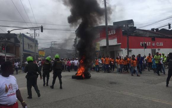 Algunas quemas de llantas se vivieron en la manifestación, pero no pasaron a mayores. FOTO: Mariana Escobar Algunas quemas de llantas se vivieron en la manifestación, pero no pasaron a mayores. FOTO: Mariana Escobar