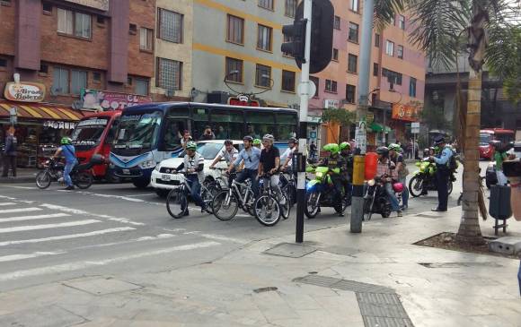 El alcalde Federico Gutiérrez llegó en bicicleta con varios de sus secretarios. FOTO MATEO ISAZA El alcalde Federico Gutiérrez llegó en bicicleta con varios de sus secretarios. FOTO MATEO ISAZA
