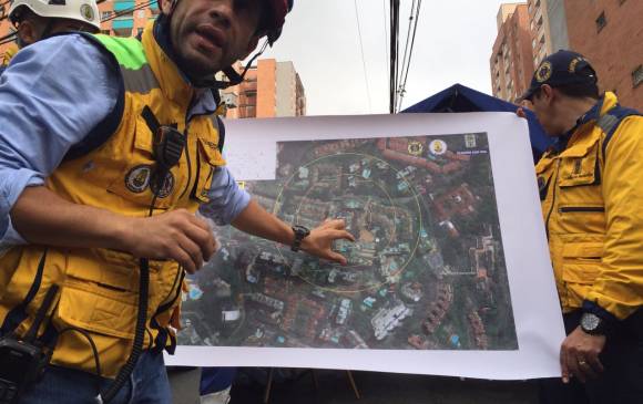 Subdirector del Dagrd explica a los medios cómo será el protocolo y los anillos de seguridad antes del derribamiento. FOTO SANTIAGO MESA Subdirector del Dagrd explica a los medios cómo será el protocolo y los anillos de seguridad antes del derribamiento. FOTO SANTIAGO MESA