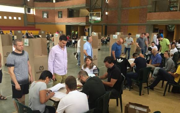 En la apertura de mesas en el Inem sí se vieron largas filas de personas votando la Consulta Anticorrupción. Foto: Robinson Sáenz En la apertura de mesas en el Inem sí se vieron largas filas de personas votando la Consulta Anticorrupción. Foto: Robinson Sáenz