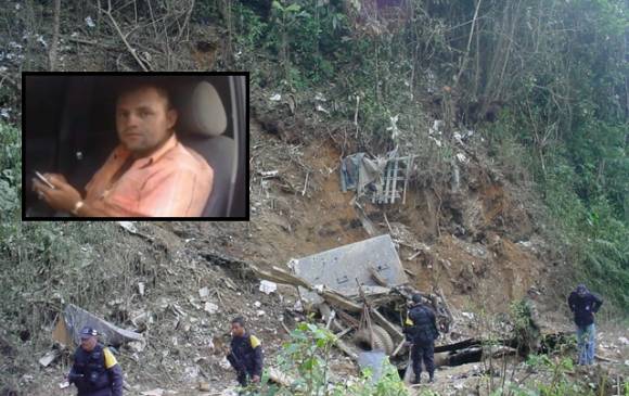 Así quedó el camión en el que se desplazaban los 10 detectives y seis militares que iban a capturar a “Megateo” (recuadro), en Hacarí, Norte de Santander. FOTOS: CORTESÍAS Así quedó el camión en el que se desplazaban los 10 detectives y seis militares que iban a capturar a “Megateo” (recuadro), en Hacarí, Norte de Santander. FOTOS: CORTESÍAS