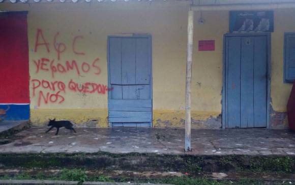 Las Autodefensas Gaitanistas de Colombia pintaron casas en San José de Apartadó. Foto cortesía