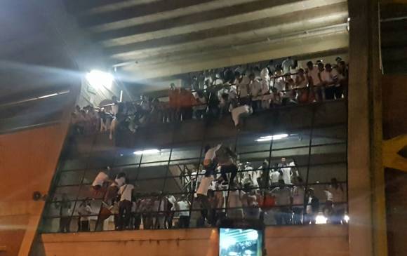 Algunos hinchas intentaron trepar por un costado del estadio. FOTO CORTESÍA Algunos hinchas intentaron trepar por un costado del estadio. FOTO CORTESÍA