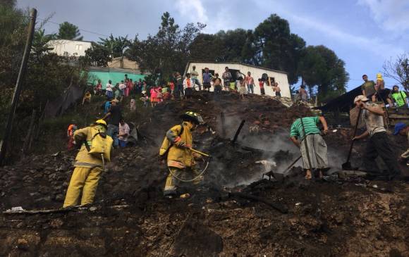 Bomberos de Medellín y de Bello atendieron la emergencia. FOTO CORTESÍA Bomberos de Medellín y de Bello atendieron la emergencia. FOTO CORTESÍA