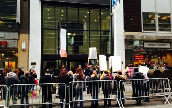 Plantón frente a las instalaciones del consulado de Colombia en New York en protesta por ley que quita la segunda curul a los colombianos del exterior. FOTO CORTESÍA @_JorgeMunoz