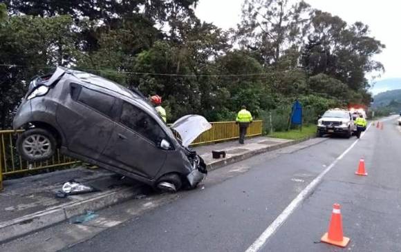 Automóvil saltó el separador y quedó en el otro sentido de la vía, solo se presentaron daños materiales. FOTO: CORTESÍA BOMBEROS ENVIGADO Automóvil saltó el separador y quedó en el otro sentido de la vía, solo se presentaron daños materiales. FOTO: CORTESÍA BOMBEROS ENVIGADO