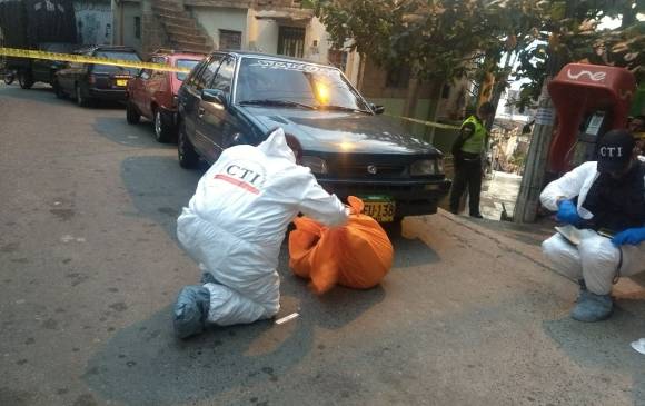 Un hombre fue hallado envuelto en una sábana en la carrera 85D con calle 57A, barrio El Pesebre, parte alta el 31 de enero de 2018. Foto: Reportero Qhubo Un hombre fue hallado envuelto en una sábana en la carrera 85D con calle 57A, barrio El Pesebre, parte alta el 31 de enero de 2018. Foto: Reportero Qhubo