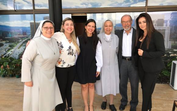 Ana María Palomino, Juliana Cardona, Maria Fernanda Galeón, Aída Orobio, Gustavo Nieto Roa y Linda Lucía Callejas. Foto: Alcaldía de Medellín