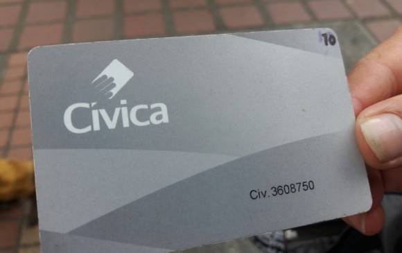 Esta es la tarjeta cívica gris que servirá para reemplazar temporalmente a los tiquetes en algunas rutas integradas. FOTO MAURICIO PALACIO Esta es la tarjeta cívica gris que servirá para reemplazar temporalmente a los tiquetes en algunas rutas integradas. FOTO MAURICIO PALACIO
