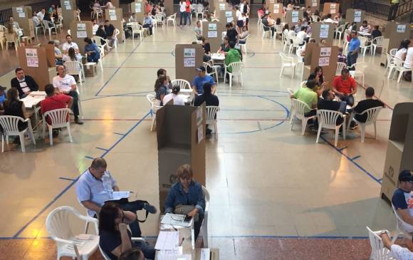 En la apertura de votaciones en el colegio Palermo en El Poblado se vio poca afluencia de votantes. Foto: Robinson Sáenz En la apertura de votaciones en el colegio Palermo en El Poblado se vio poca afluencia de votantes. Foto: Robinson Sáenz