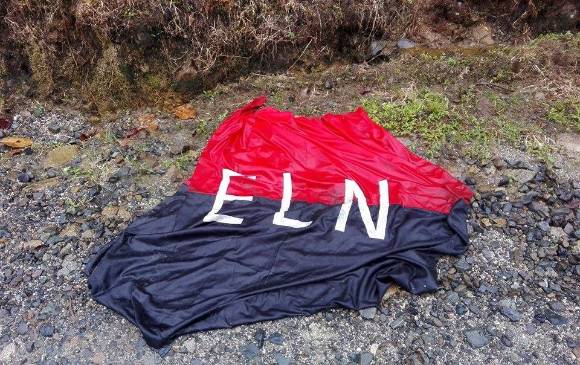 Bandera del Eln abandonada en el lugar de los hechos. Foto: Cortesía Bandera del Eln abandonada en el lugar de los hechos. Foto: Cortesía