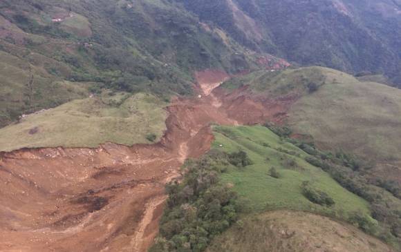 El deslizamiento de una montaña en Puerto Venus, Nariño (Antioquia), taponó parte del río y provocó la avalancha que destruyó varias casas y arrasó una escuela ayer. FOTO Cortesía Dapard