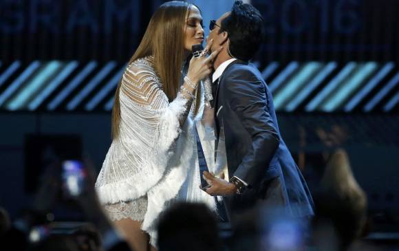 Marc Anthony y Jennifer López con su beso en la ceremonia de los Latin Grammy. FOTO Reuters Marc Anthony y Jennifer López con su beso en la ceremonia de los Latin Grammy. FOTO Reuters