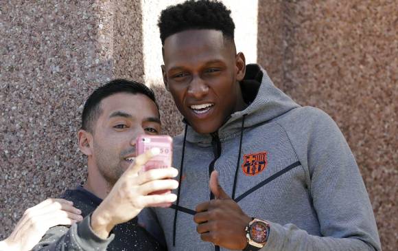 Durante la sesión de la foto oficial, un hincha colombiano burló la seguridad. Fotos efe y barcelona fc