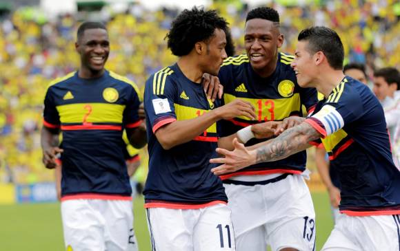 Imagen de la celebración entre Juan Guillermo Cuadrado, Yerry Mina y James Rodríguez. El festejo de un triunfo vital en las aspiraciones cafeteras de asistir al Mundial. FOTO reuters