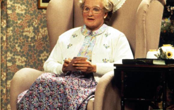 En <i>Señora Doubtfire</i> o <i>Papá por siempre</i> (1993) hace de un papá irresponsable que quiere recuperar a su familia. Para esto, se le ocurre disfrazarse de mujer mayor de 60 años. Esta mujer transforma el hogar de los Hillard. Cortesía: Fotogramas.es En <i>Señora Doubtfire</i> o <i>Papá por siempre</i> (1993) hace de un papá irresponsable que quiere recuperar a su familia. Para esto, se le ocurre disfrazarse de mujer mayor de 60 años. Esta mujer transforma el hogar de los Hillard. Cortesía: Fotogramas.es