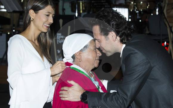 El alcalde de Medellín Federico Gutiérrez y su esposa Margarita Gómez les entregaron las medallas a los silleteros. FOTO Jaime Pérez. El alcalde de Medellín Federico Gutiérrez y su esposa Margarita Gómez les entregaron las medallas a los silleteros. FOTO Jaime Pérez.