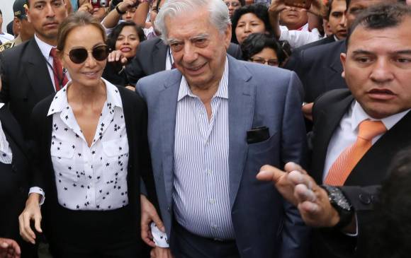 El escritor estuvo con su novia Isabel Preysler. FOTO AFP El escritor estuvo con su novia Isabel Preysler. FOTO AFP