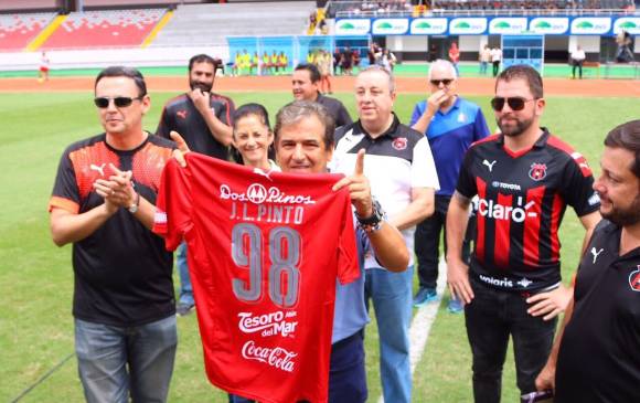 Pinto con la camiseta del Alajuelense. Foto tomada de Twitter @ldacr Pinto con la camiseta del Alajuelense. Foto tomada de Twitter @ldacr