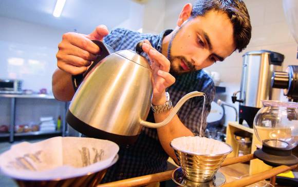 Cristian Raigosa prepara el café en su local en Laureles. FOTO Donaldo Zuluaga Cristian Raigosa prepara el café en su local en Laureles. FOTO Donaldo Zuluaga