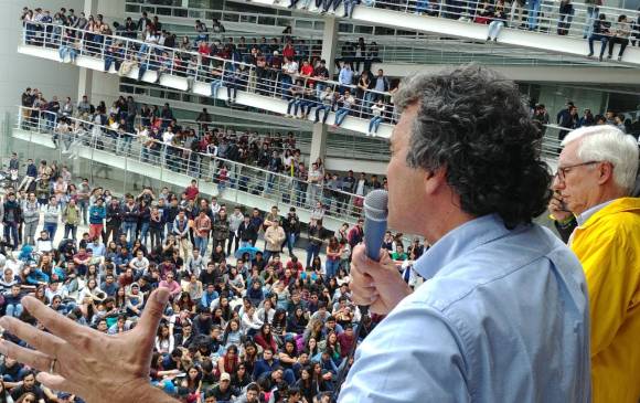 El candidato Sergio Fajardo visitó ayer la sede central de la Universidad Nacional, en Bogotá. FOTO CORTESÍA CAMPAÑA