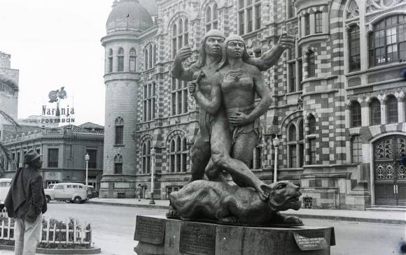El Cacique Nutibara, escultura del maestro José Horacio Betancur. El negativo de esta fotografía fue hallado por Oliver entre la basura.<b> FOTO:</b> Cortesía. El Cacique Nutibara, escultura del maestro José Horacio Betancur. El negativo de esta fotografía fue hallado por Oliver entre la basura.<b> FOTO:</b> Cortesía.