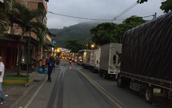 Bloqueos en la vía y represamientro del tráfico en el casco urbano de Dabeiba. FOTOS CORTESÍA Bloqueos en la vía y represamientro del tráfico en el casco urbano de Dabeiba. FOTOS CORTESÍA